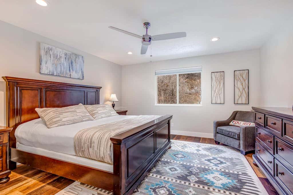 Newly remodeled home with  arge private hot tub, fireplace, & nearby park