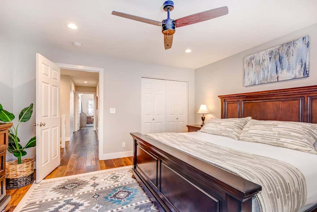 Newly remodeled home with  arge private hot tub, fireplace, & nearby park