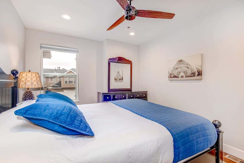 Newly remodeled home with  arge private hot tub, fireplace, & nearby park