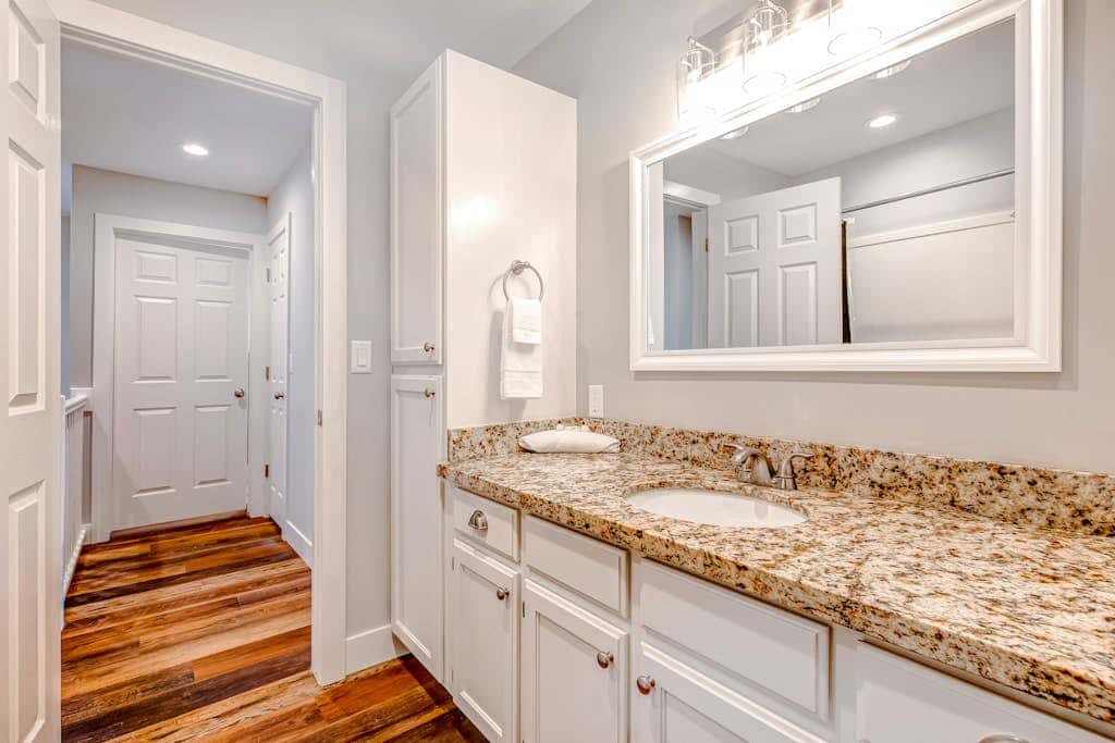 Newly remodeled home with  arge private hot tub, fireplace, & nearby park