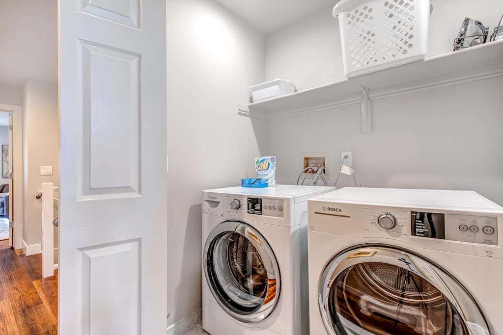 Newly remodeled home with  arge private hot tub, fireplace, & nearby park