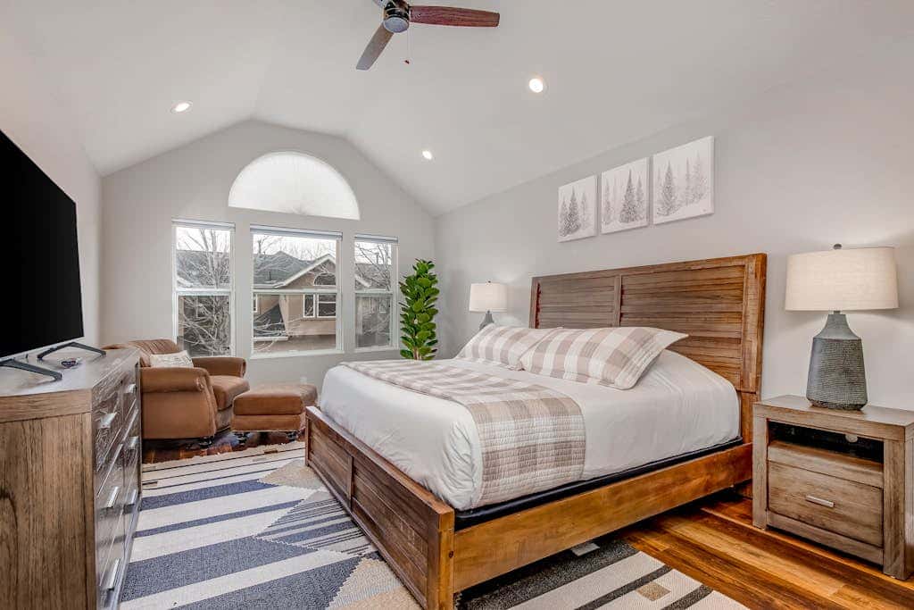 Newly remodeled home with  arge private hot tub, fireplace, & nearby park