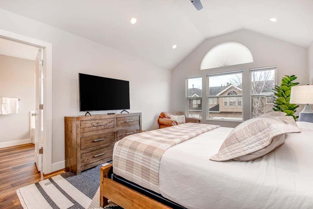 Newly remodeled home with  arge private hot tub, fireplace, & nearby park