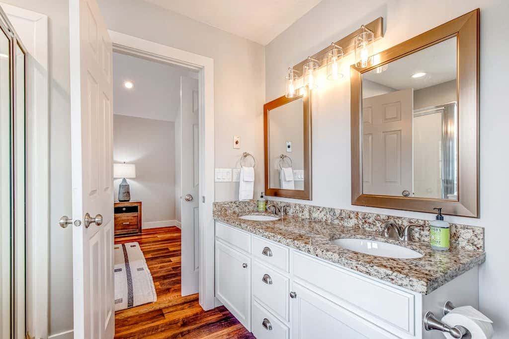 Newly remodeled home with  arge private hot tub, fireplace, & nearby park