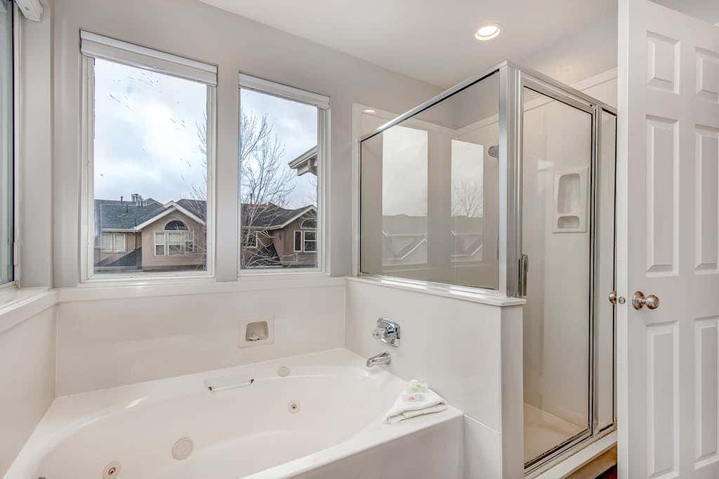 Newly remodeled home with  arge private hot tub, fireplace, & nearby park