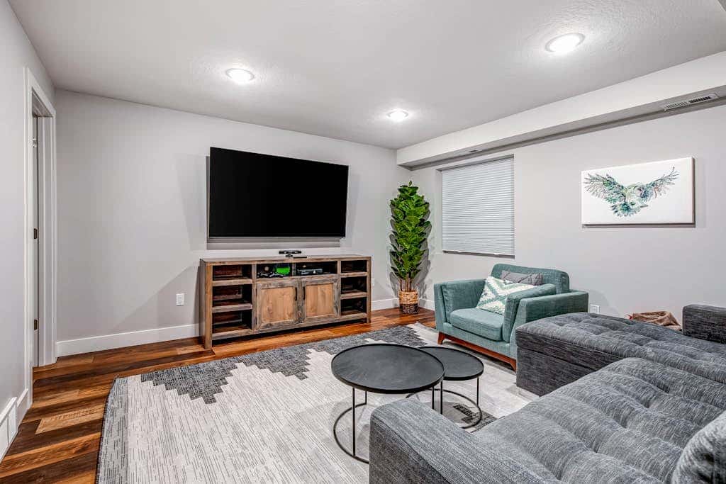 Newly remodeled home with  arge private hot tub, fireplace, & nearby park