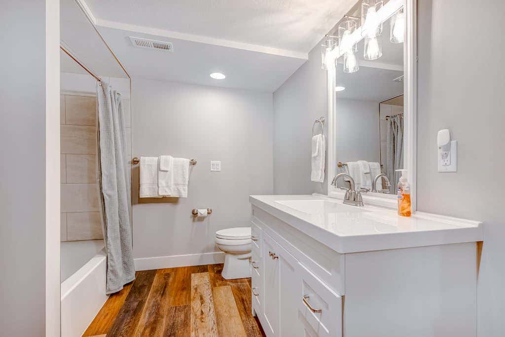 Newly remodeled home with  arge private hot tub, fireplace, & nearby park