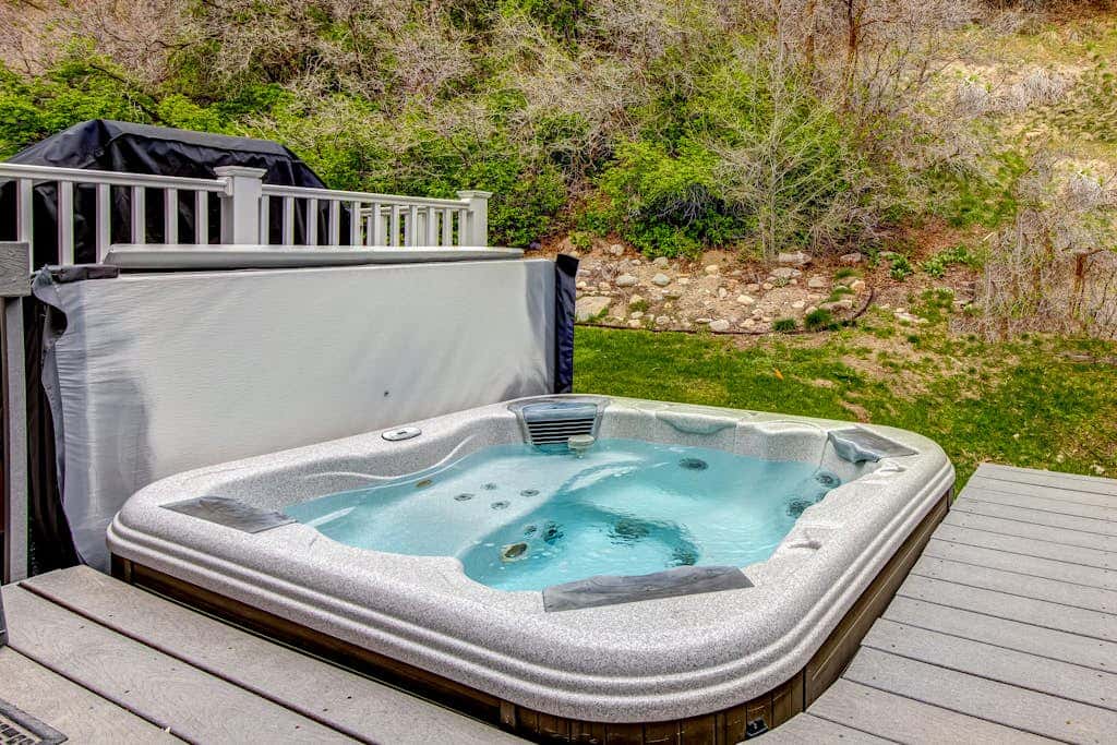 Newly remodeled home with  arge private hot tub, fireplace, & nearby park