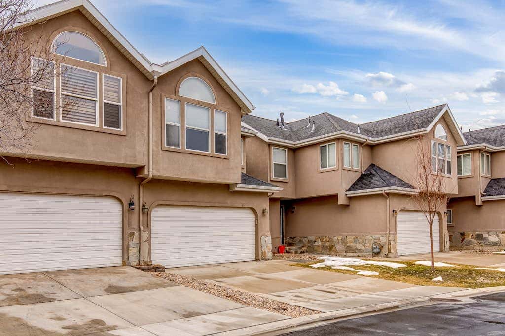 Newly remodeled home with  arge private hot tub, fireplace, & nearby park