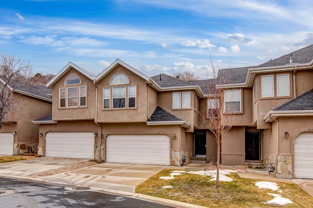 Newly remodeled home with  arge private hot tub, fireplace, & nearby park