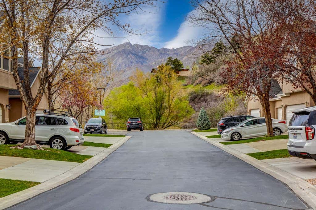 Newly remodeled home with  arge private hot tub, fireplace, & nearby park