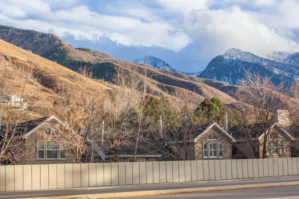 Newly remodeled home with  arge private hot tub, fireplace, & nearby park
