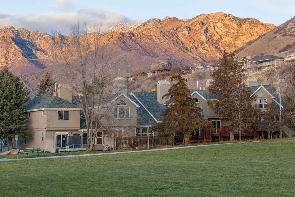 Newly remodeled home with  arge private hot tub, fireplace, & nearby park