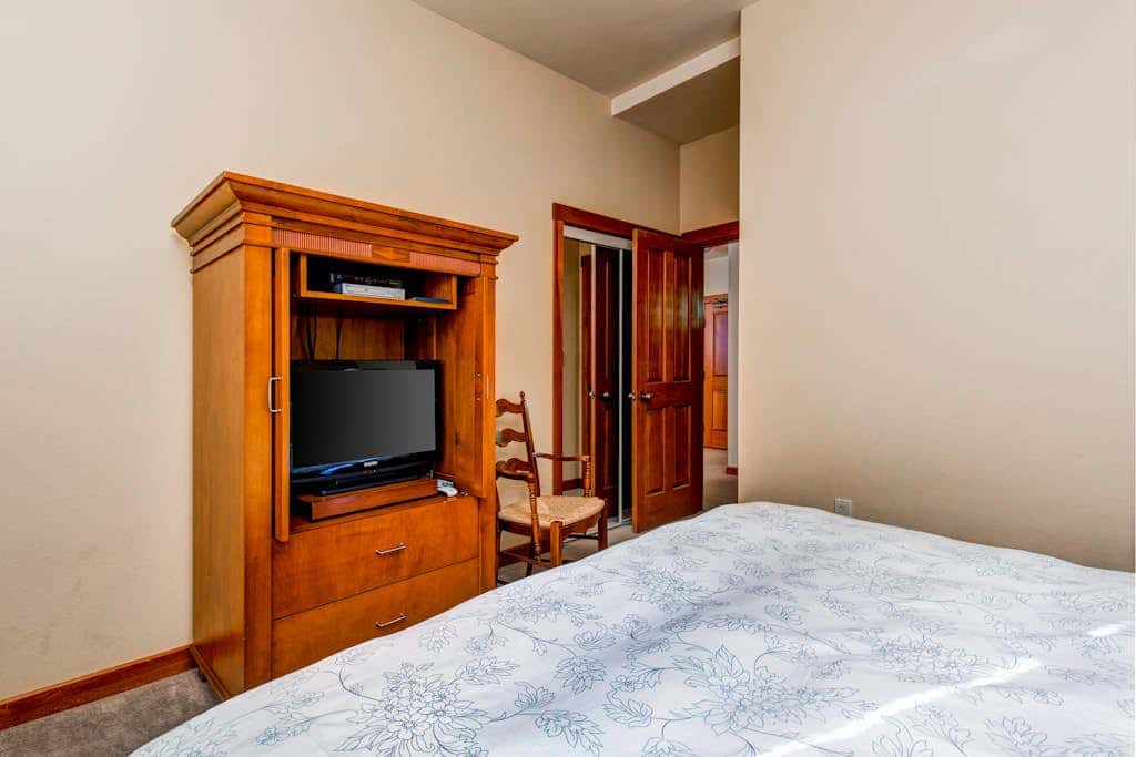 Ski-in - ski-out Powderhorn Condo with Shared Hot Tubs, a Pool & Gym at Club Solitude