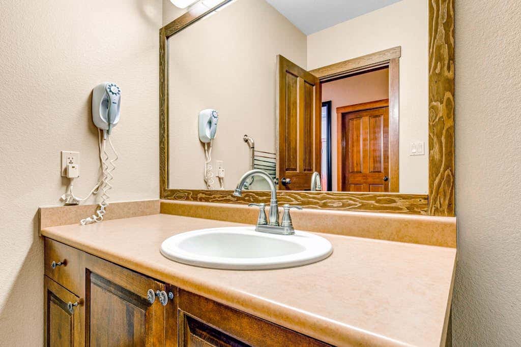 Ski-in - ski-out Powderhorn Condo with Shared Hot Tubs, a Pool & Gym at Club Solitude