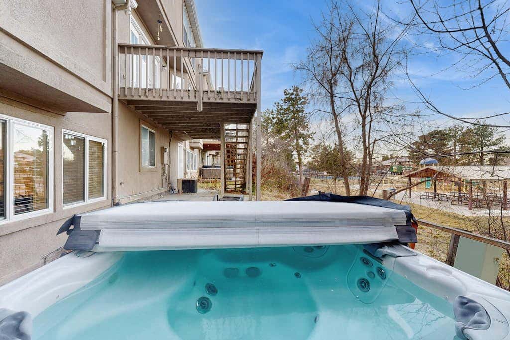 Large & Luxurious Home with  Private Hot Tub, and Fireplace
