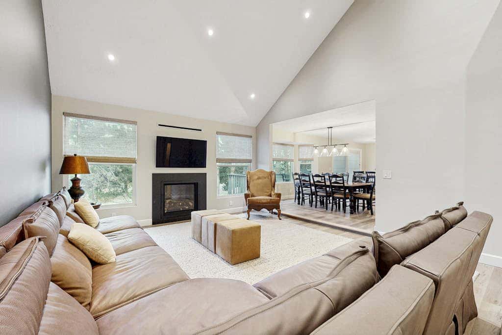 Large & Luxurious Home with  Private Hot Tub, and Fireplace