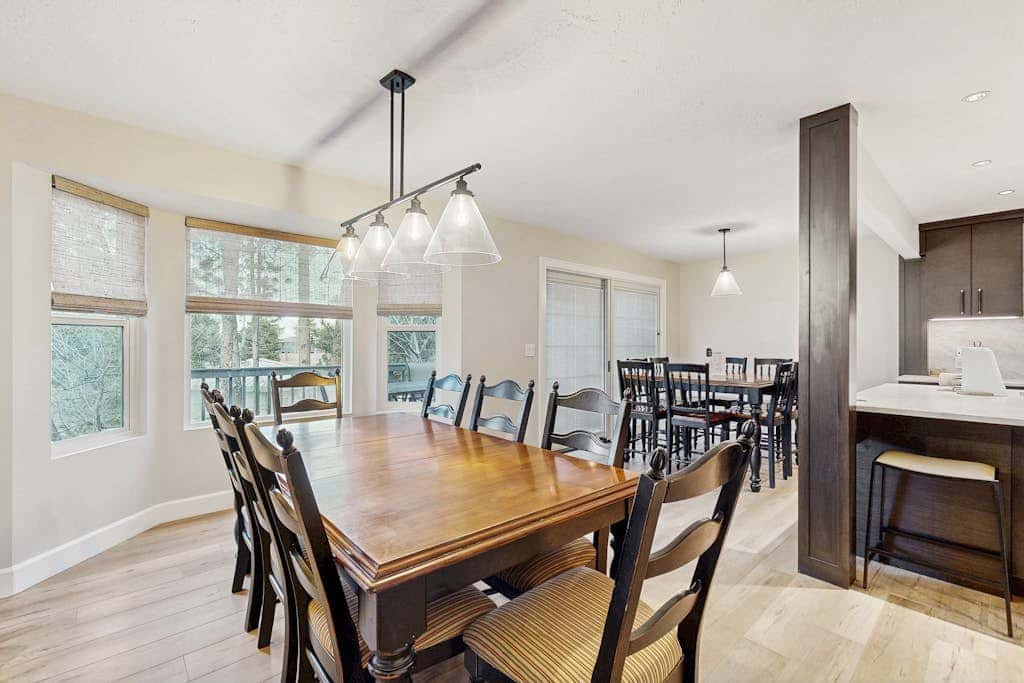 Large & Luxurious Home with  Private Hot Tub, and Fireplace