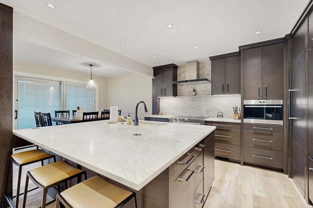 Large & Luxurious Home with  Private Hot Tub, and Fireplace