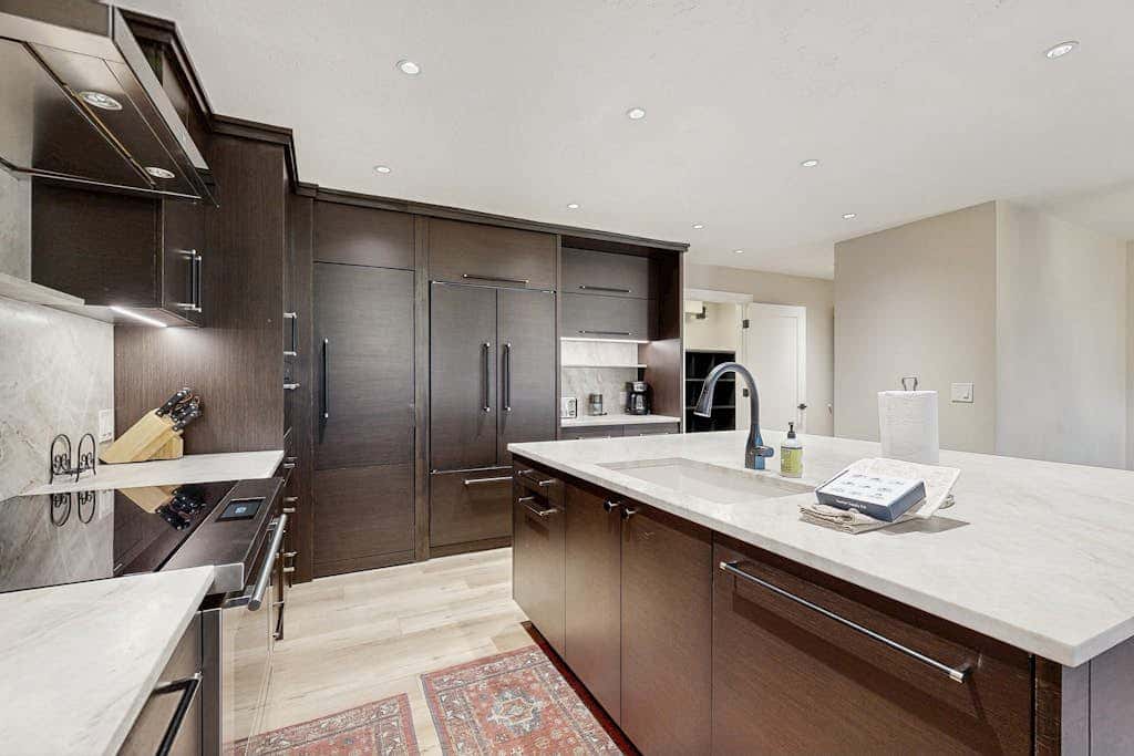 Large & Luxurious Home with  Private Hot Tub, and Fireplace
