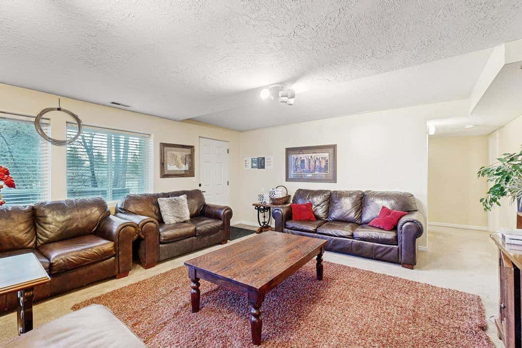 Large & Luxurious Home with  Private Hot Tub, and Fireplace