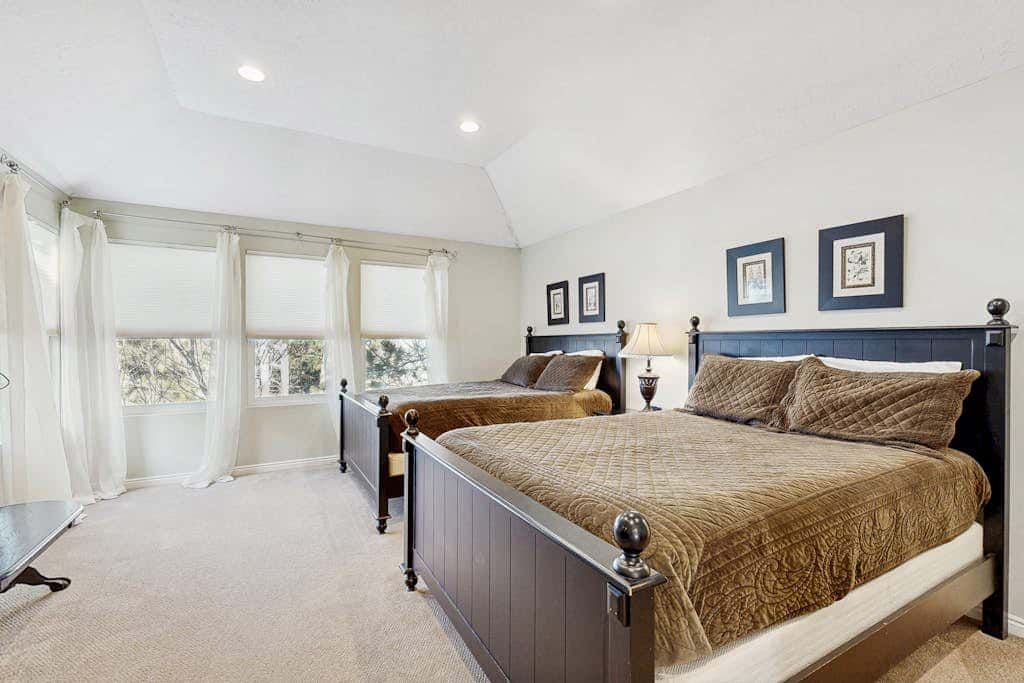 Large & Luxurious Home with  Private Hot Tub, and Fireplace