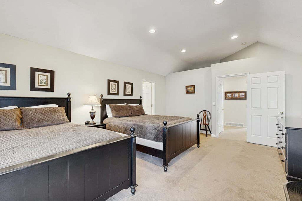 Large & Luxurious Home with  Private Hot Tub, and Fireplace