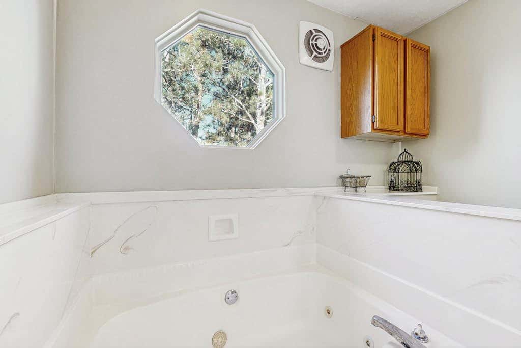 Large & Luxurious Home with  Private Hot Tub, and Fireplace
