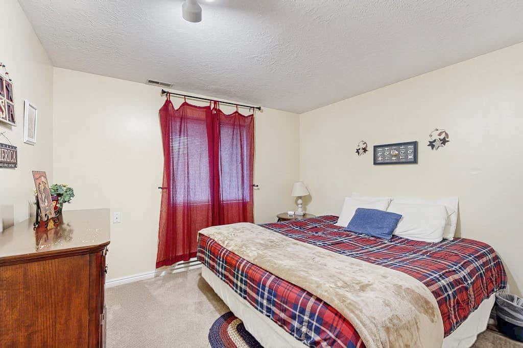 Large & Luxurious Home with  Private Hot Tub, and Fireplace