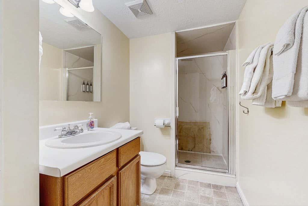 Large & Luxurious Home with  Private Hot Tub, and Fireplace