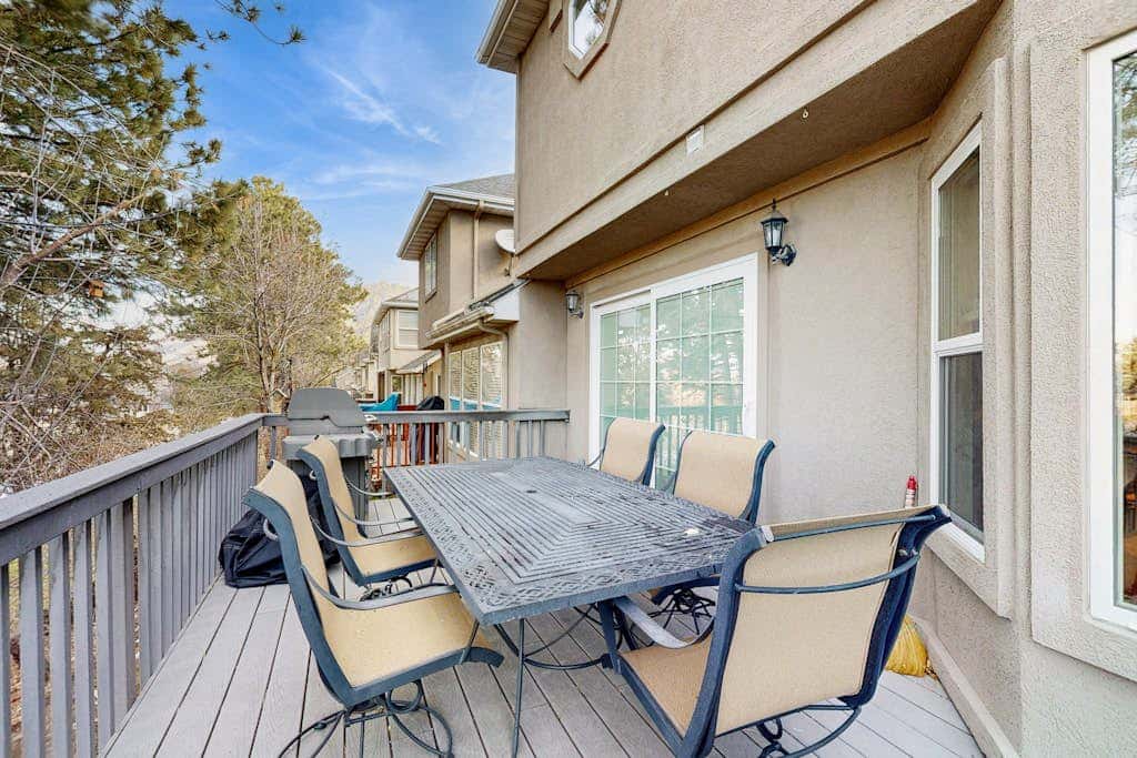 Large & Luxurious Home with  Private Hot Tub, and Fireplace