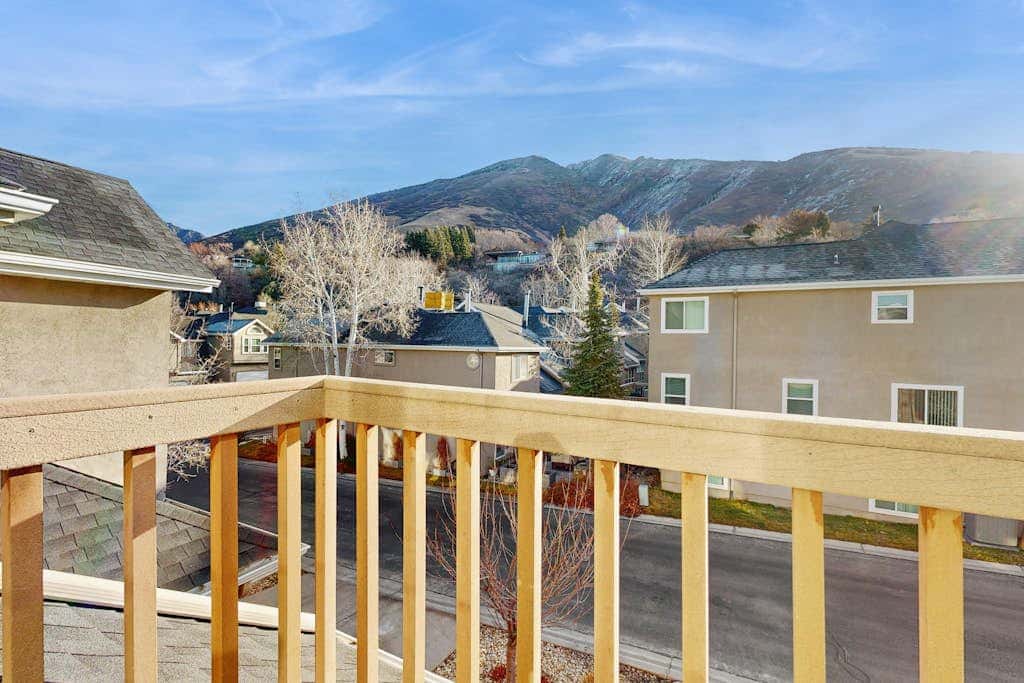 Large & Luxurious Home with  Private Hot Tub, and Fireplace