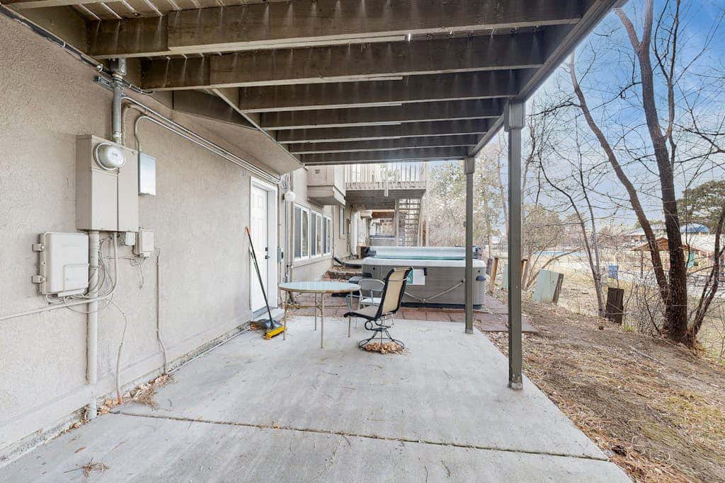 Large & Luxurious Home with  Private Hot Tub, and Fireplace