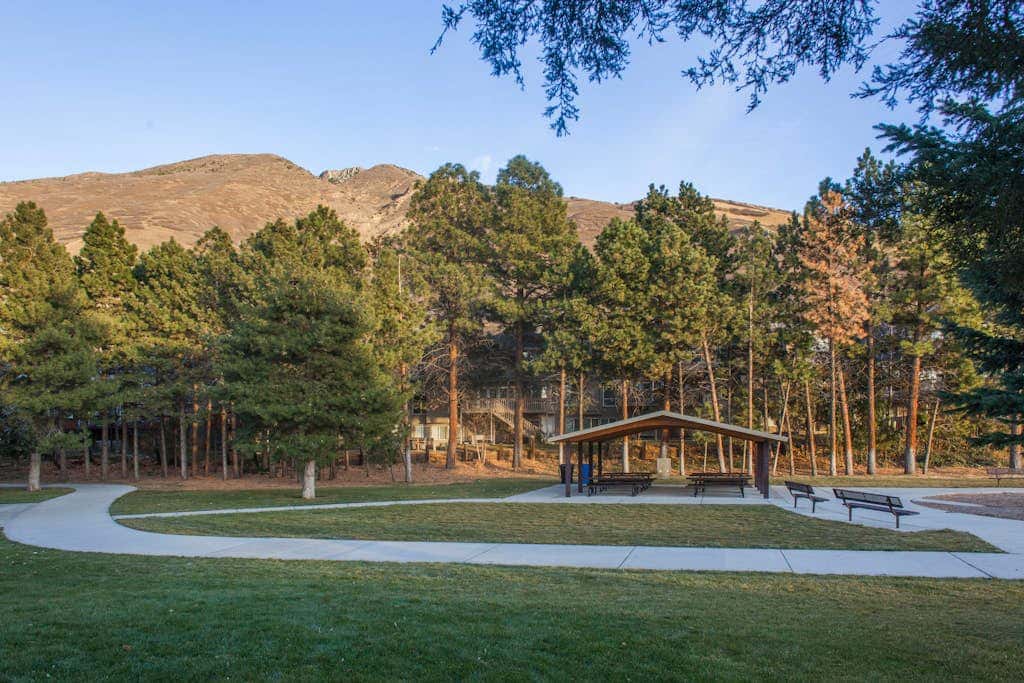 Large & Luxurious Home with  Private Hot Tub, and Fireplace