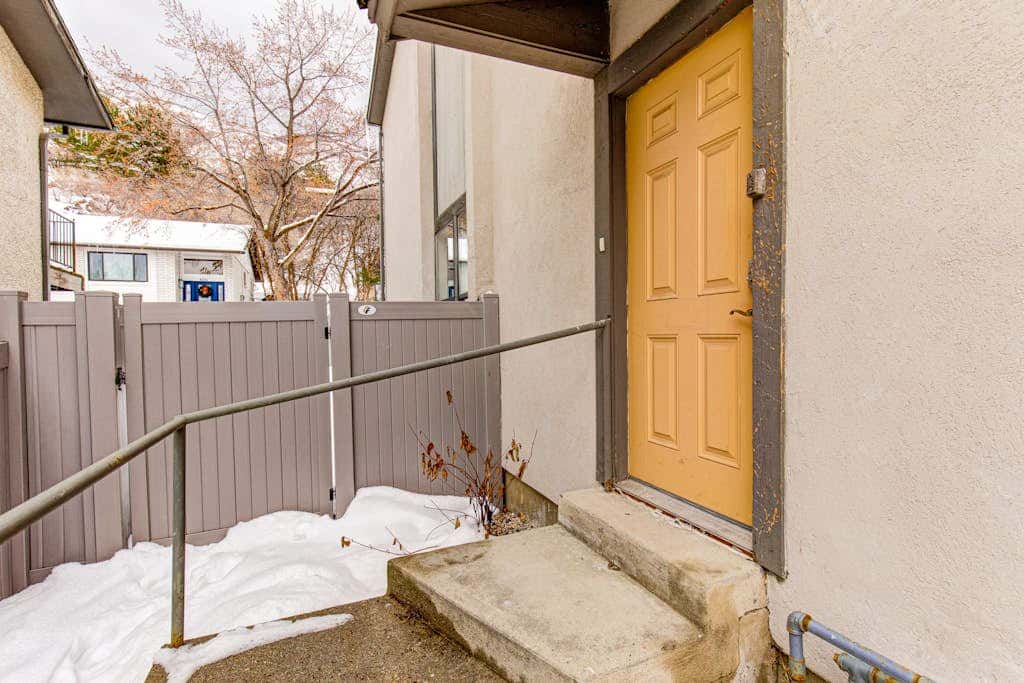 Central townhouse with private hot tub, wood fireplace, & ski shuttle access