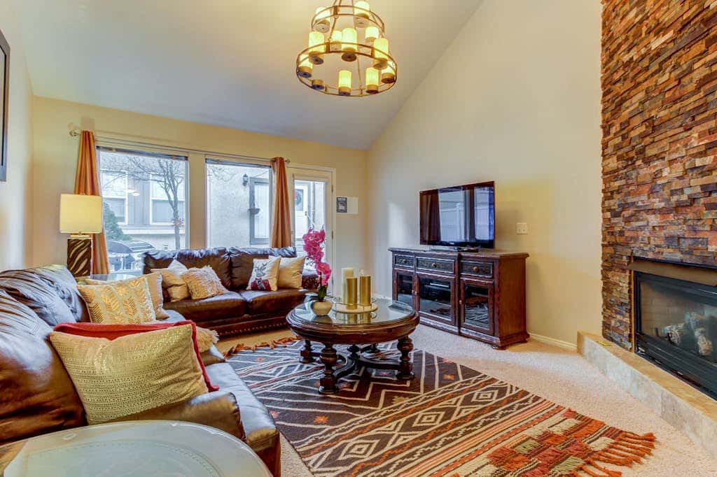 Spacious and sophisticated home w/ private hot tub - close to skiing