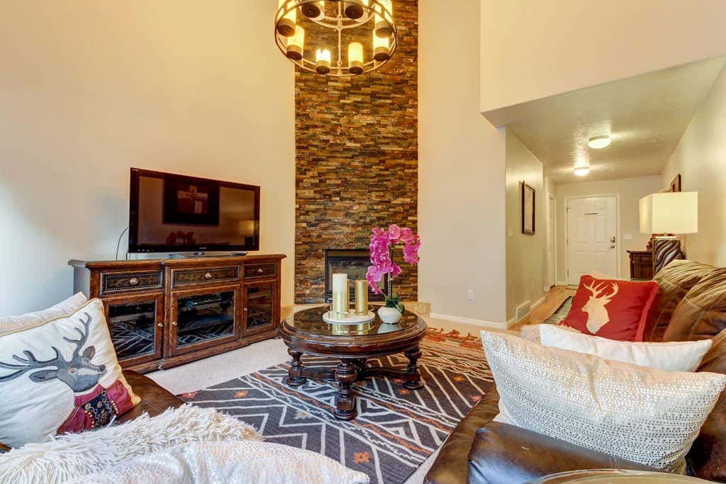 Spacious and sophisticated home w/ private hot tub - close to skiing