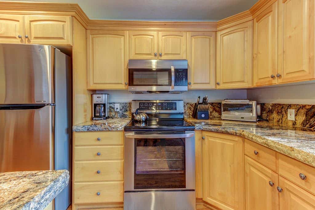 Spacious and sophisticated home w/ private hot tub - close to skiing