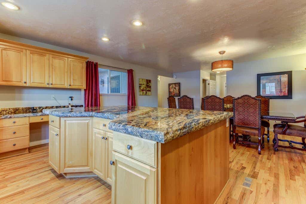Spacious and sophisticated home w/ private hot tub - close to skiing