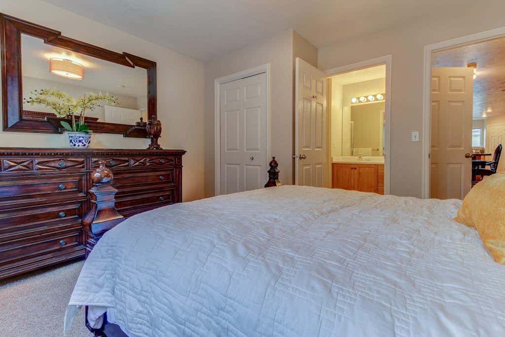 Spacious and sophisticated home w/ private hot tub - close to skiing