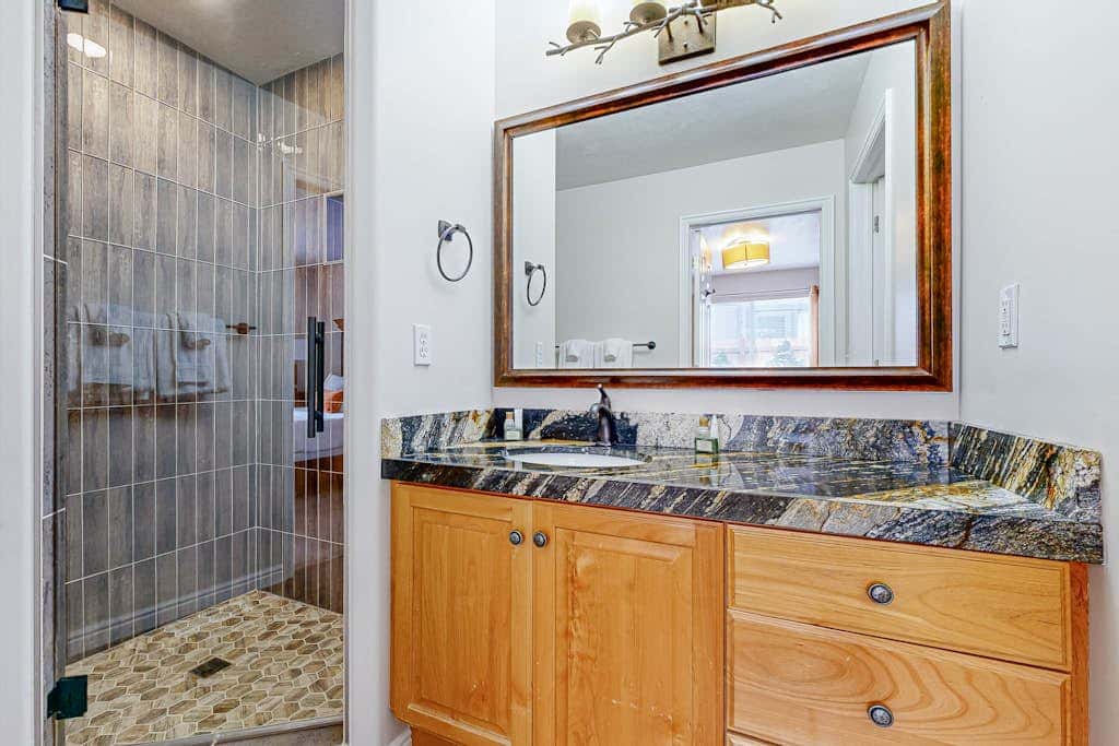 Spacious and sophisticated home w/ private hot tub - close to skiing