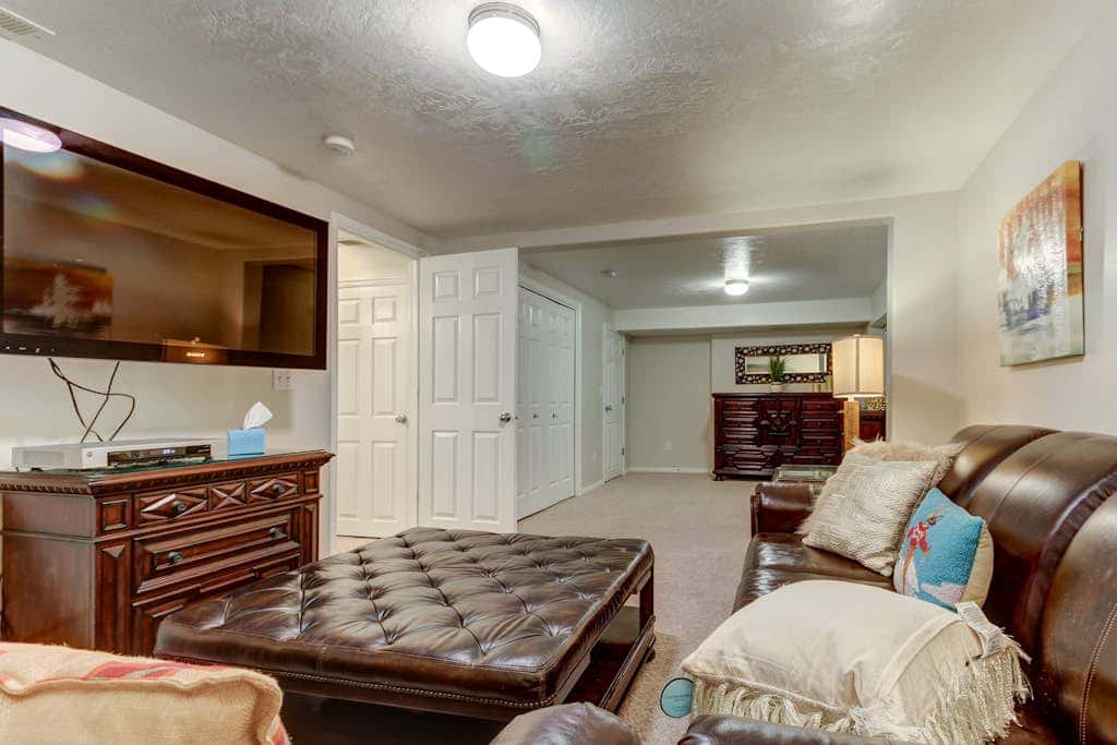 Spacious and sophisticated home w/ private hot tub - close to skiing