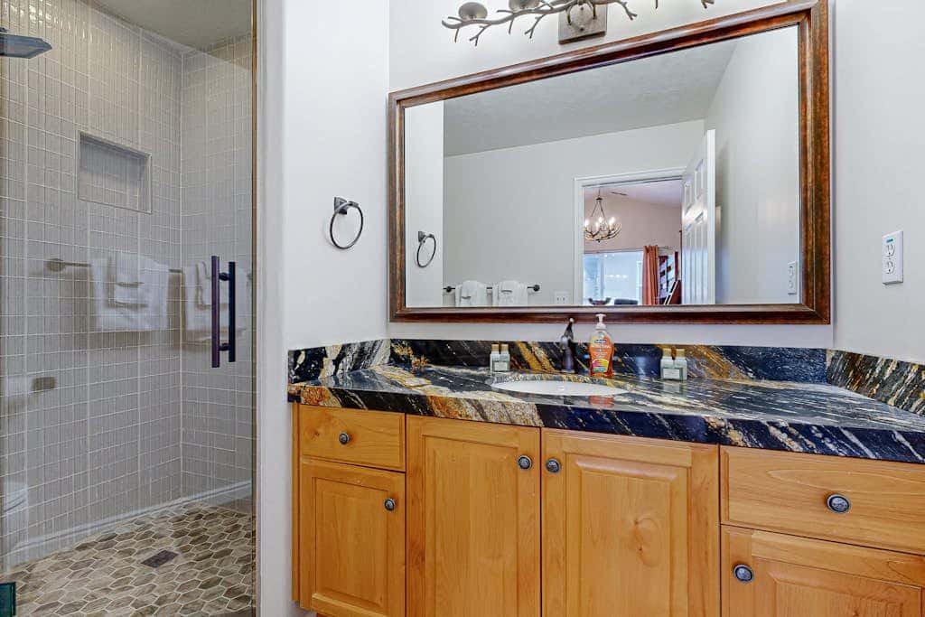 Spacious and sophisticated home w/ private hot tub - close to skiing