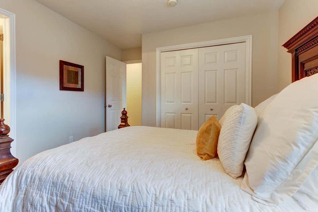 Spacious and sophisticated home w/ private hot tub - close to skiing