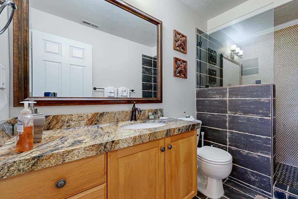 Spacious and sophisticated home w/ private hot tub - close to skiing