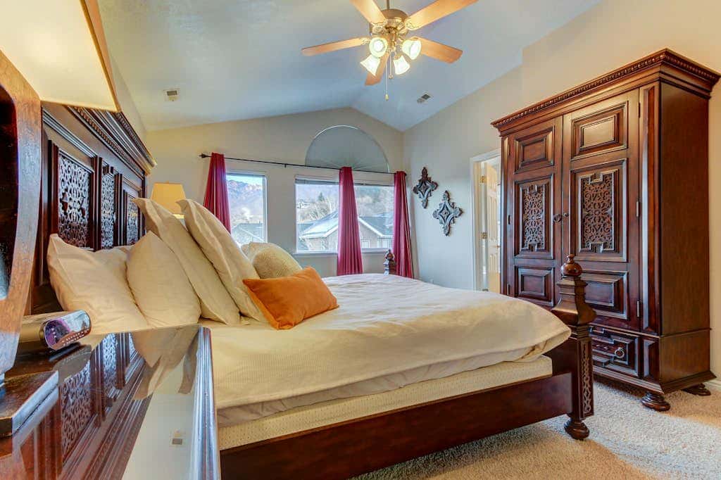 Spacious and sophisticated home w/ private hot tub - close to skiing