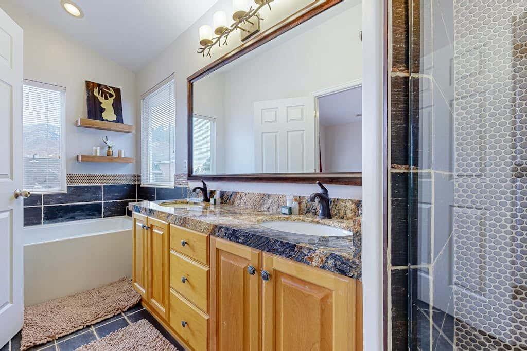 Spacious and sophisticated home w/ private hot tub - close to skiing