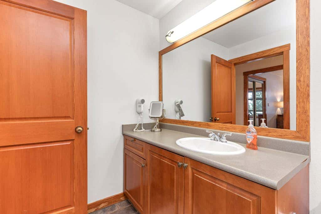 Ski-In/Out Condo with Ski Views with Shared Pool, Hot Tub & Sauna