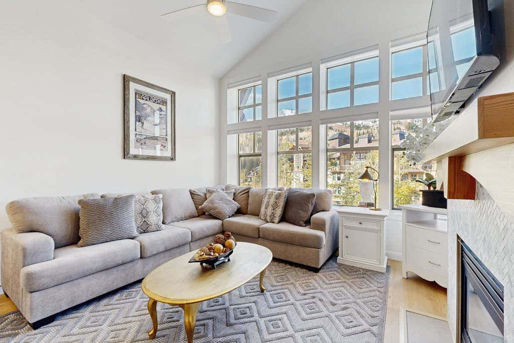 Lovely mountain-view condo with shared hot tub, pool & more - walk to lifts