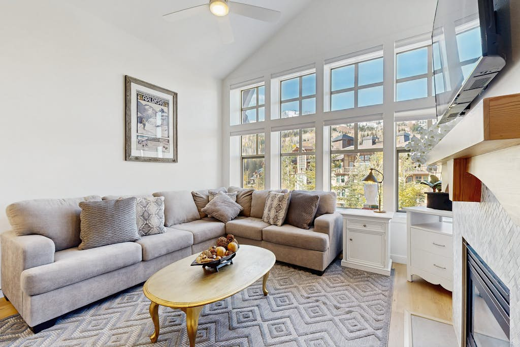 Lovely mountain-view condo with shared hot tub, pool & more - walk to lifts